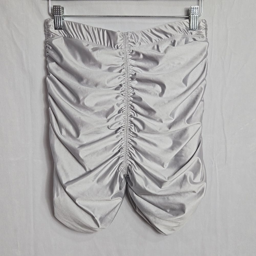 NWT.. GOOD AMERICAN.. silver bike shorts.. - Picture 6 of 9